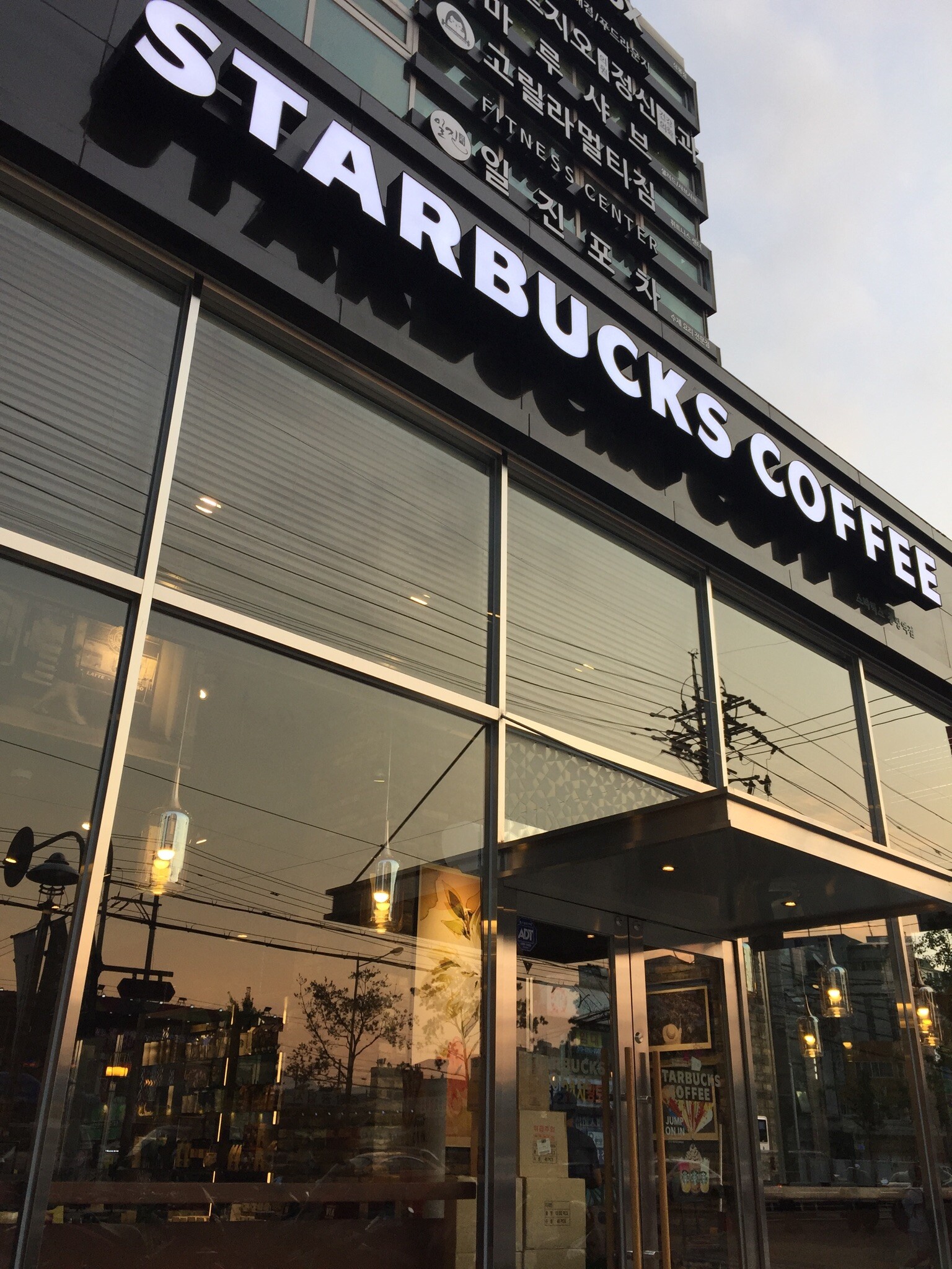 Starbucks Jungnang Station — photo 1