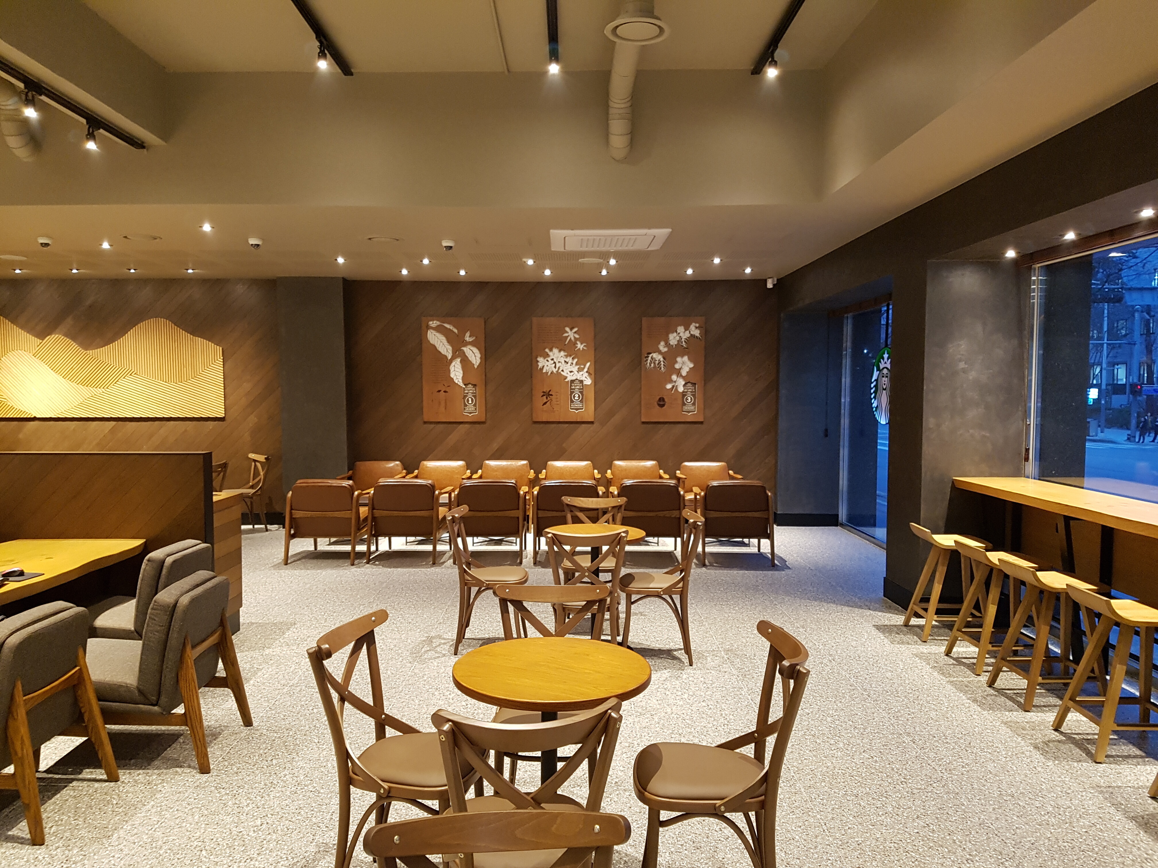 Starbucks Gangnam District Office Main Gate — photo 5