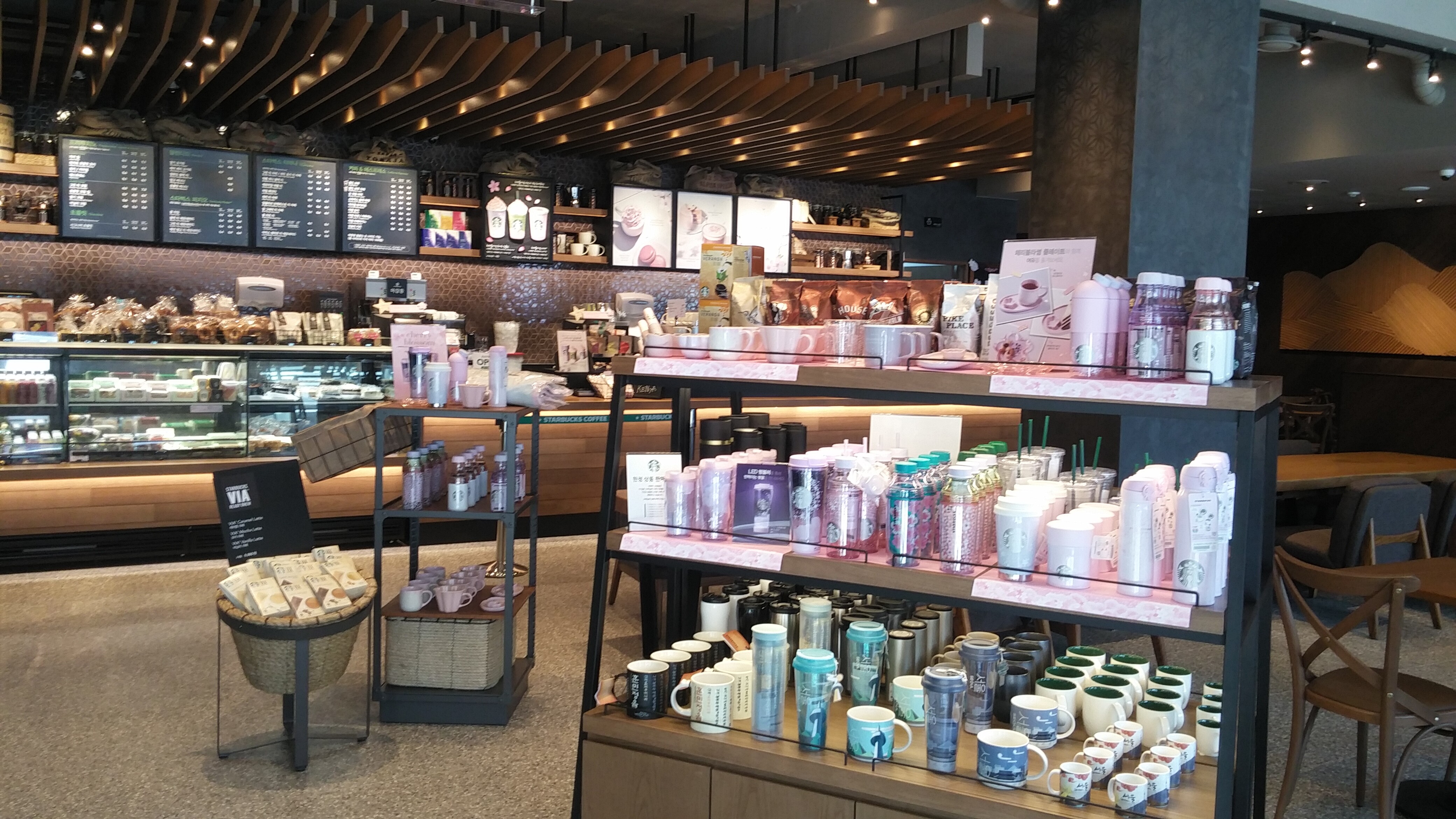 Starbucks Gangnam District Office Main Gate — photo 4