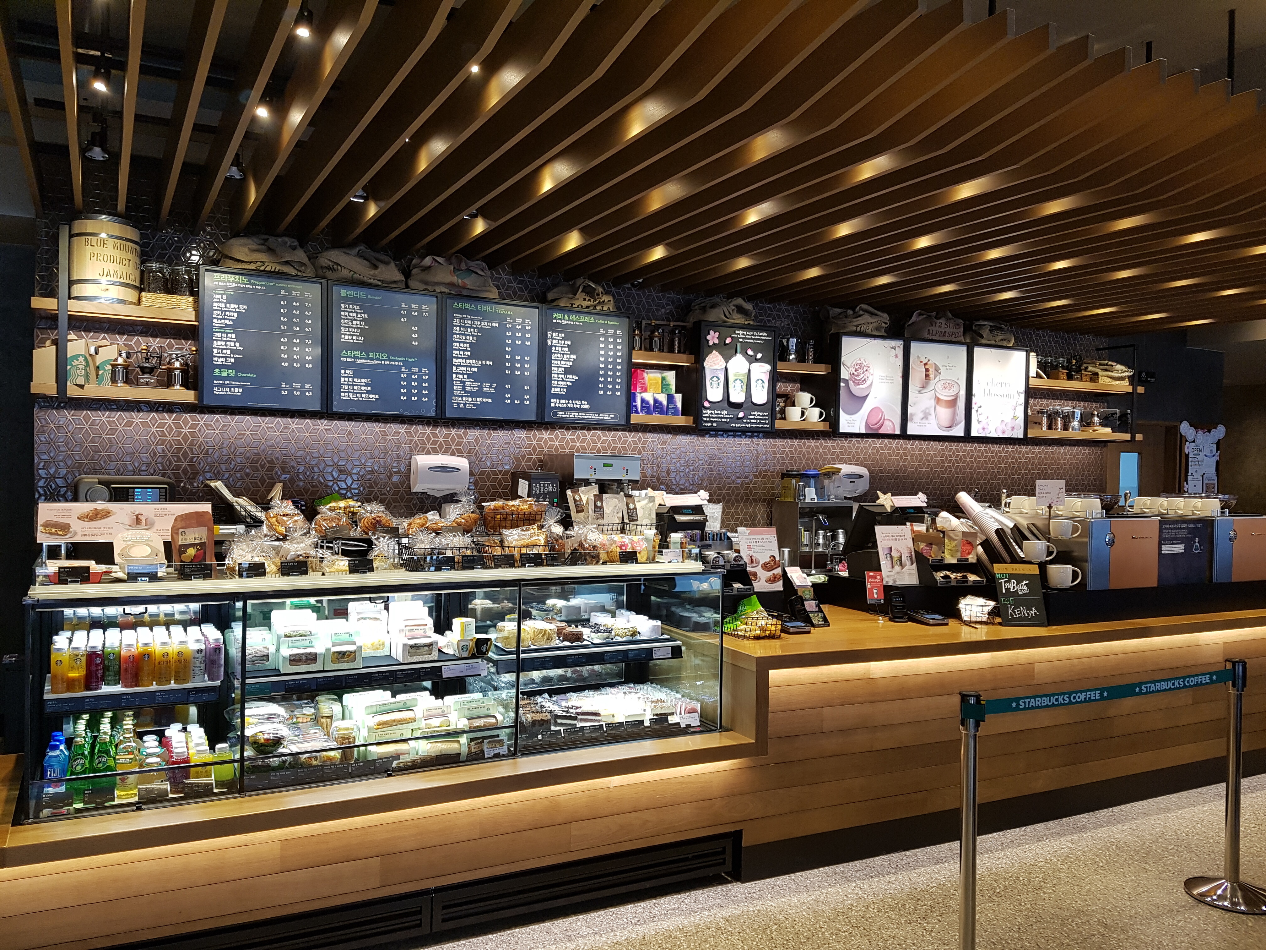 Starbucks Gangnam District Office Main Gate — photo 3