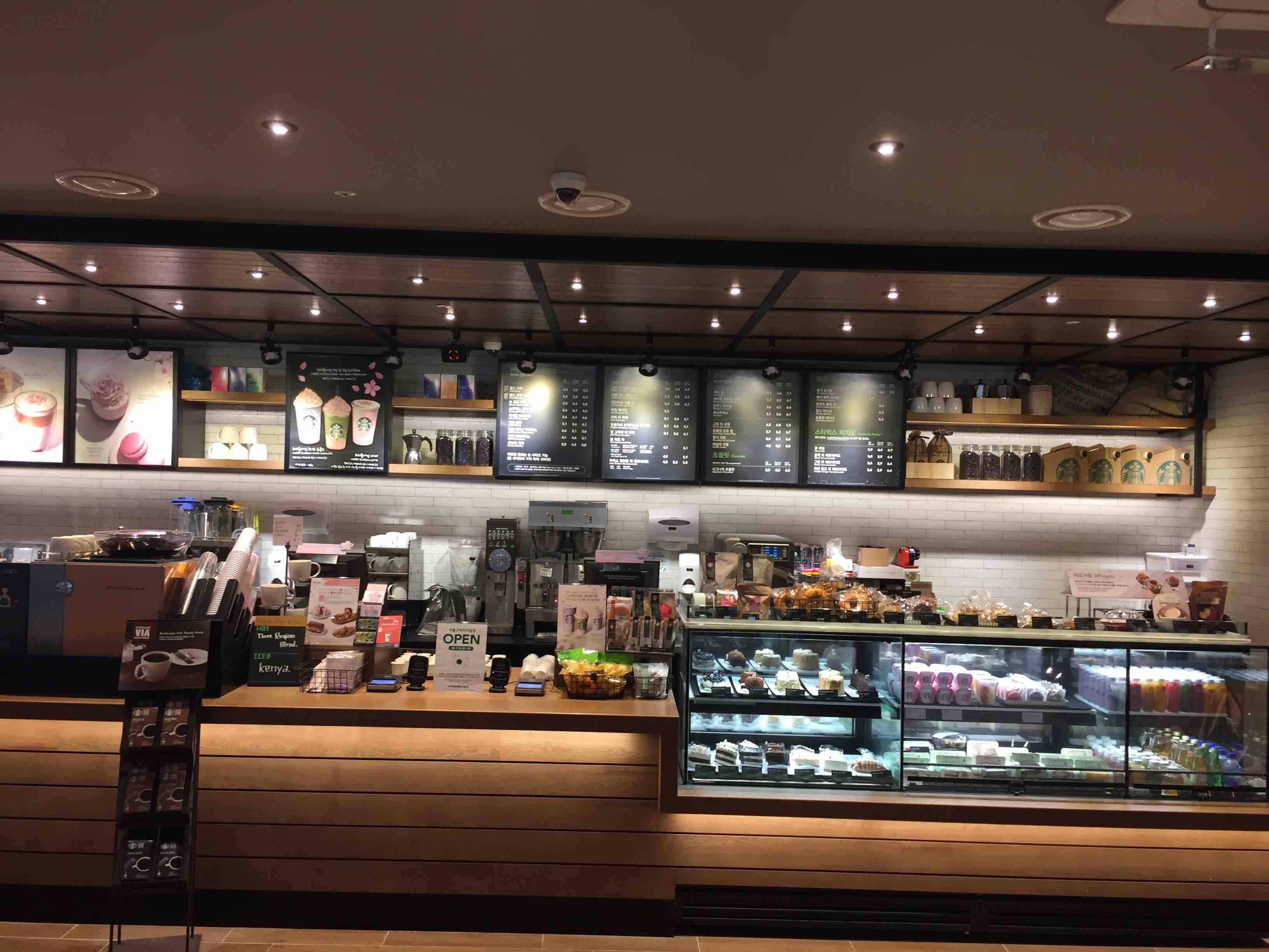 Starbucks Seoul Express Bus Terminal — photo 2
