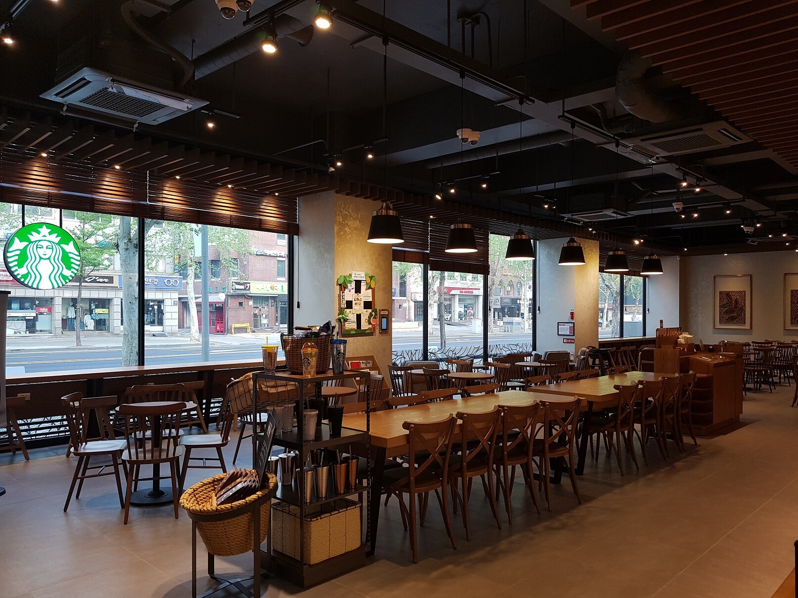 Starbucks Bangbae Daichi Building — photo 5