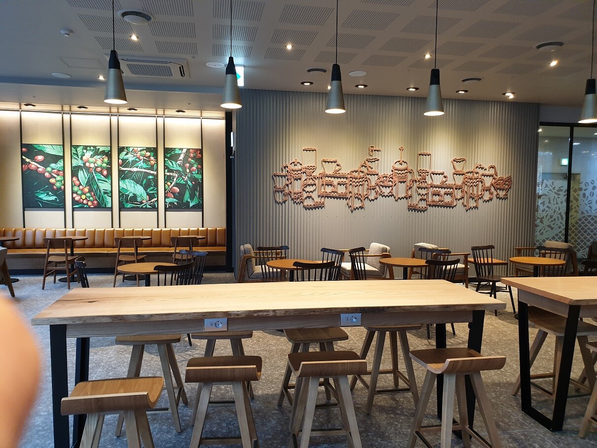 Starbucks Jihaeng Station — photo 4