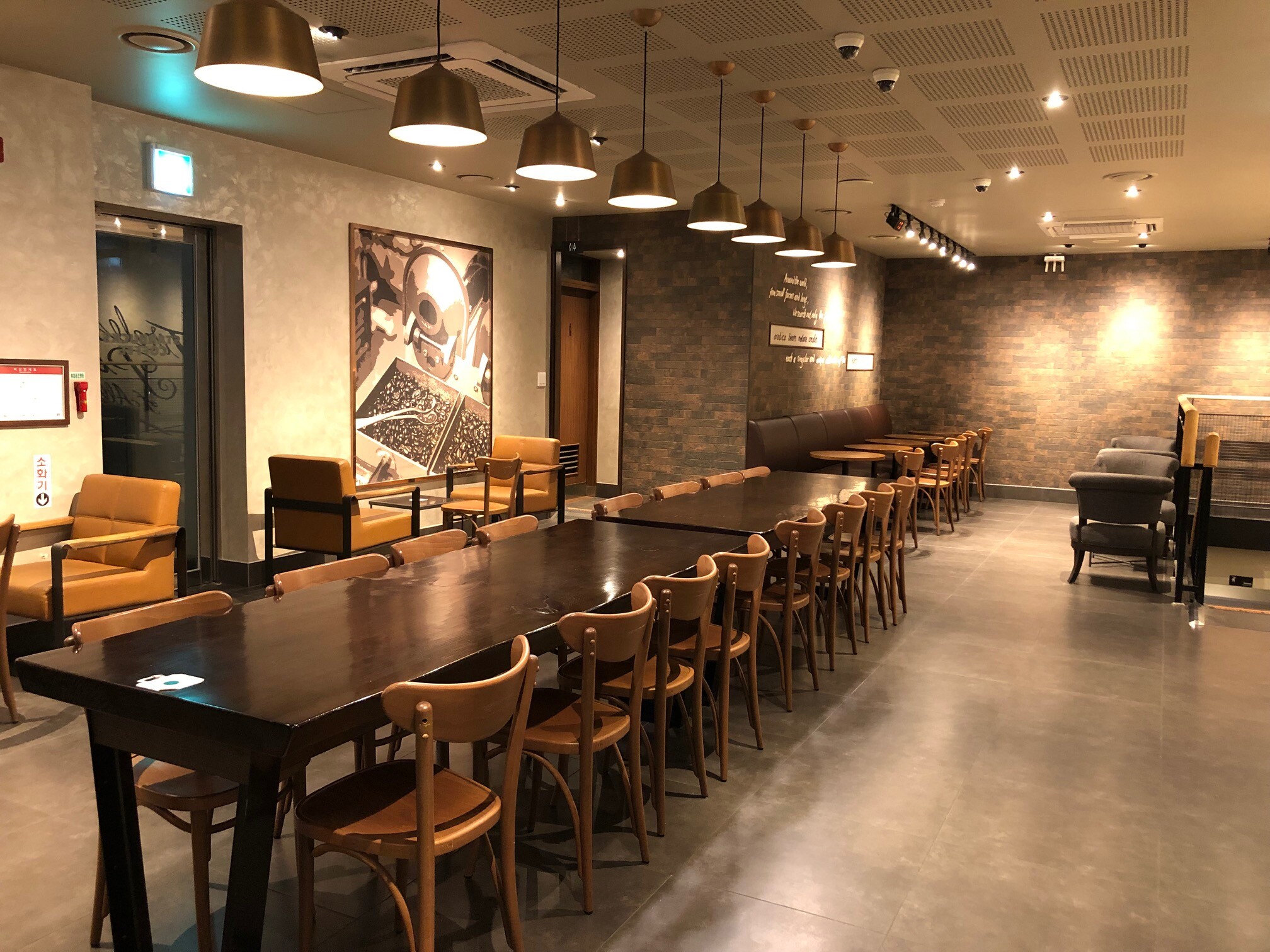 Starbucks Gwangju Songjeong Station — photo 5