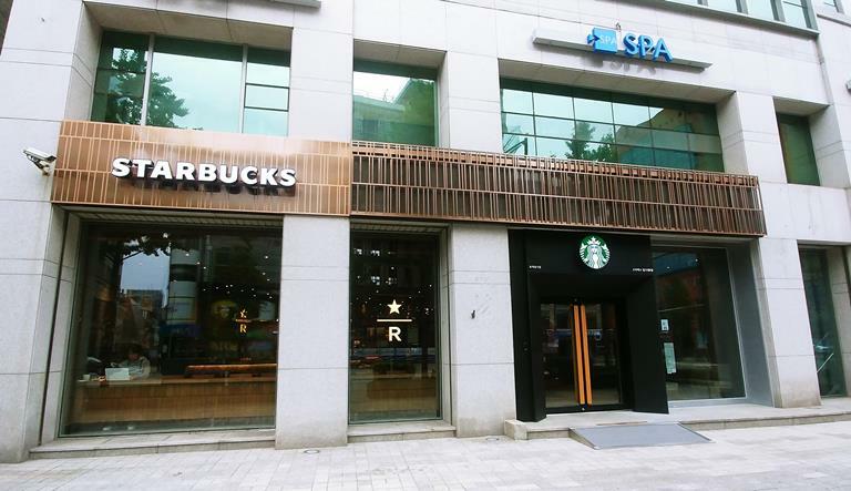 Starbucks Apgujeong — photo 1