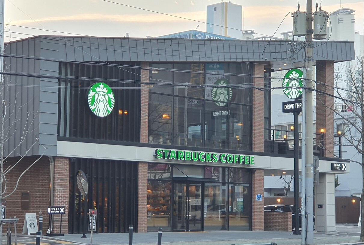 Starbucks Daegu Suseong Intersection — photo 1