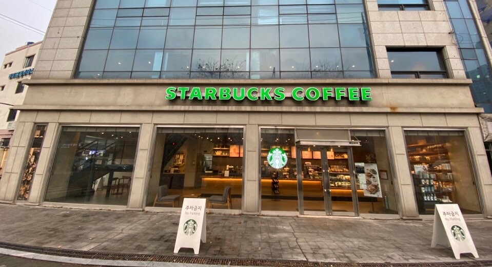 Starbucks Seogang Gwangheungchang Station — photo 1