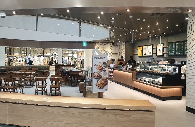Starbucks Times Square 2F — photo 2
