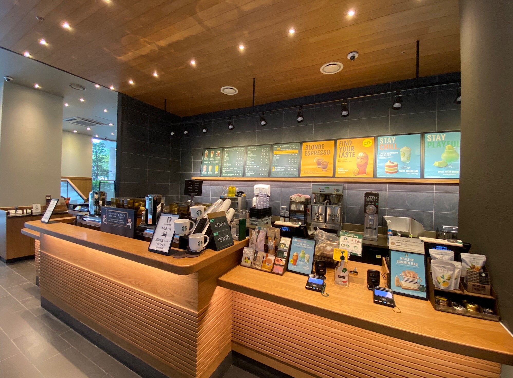 Starbucks Busan Oncheon Jang Station — photo 3