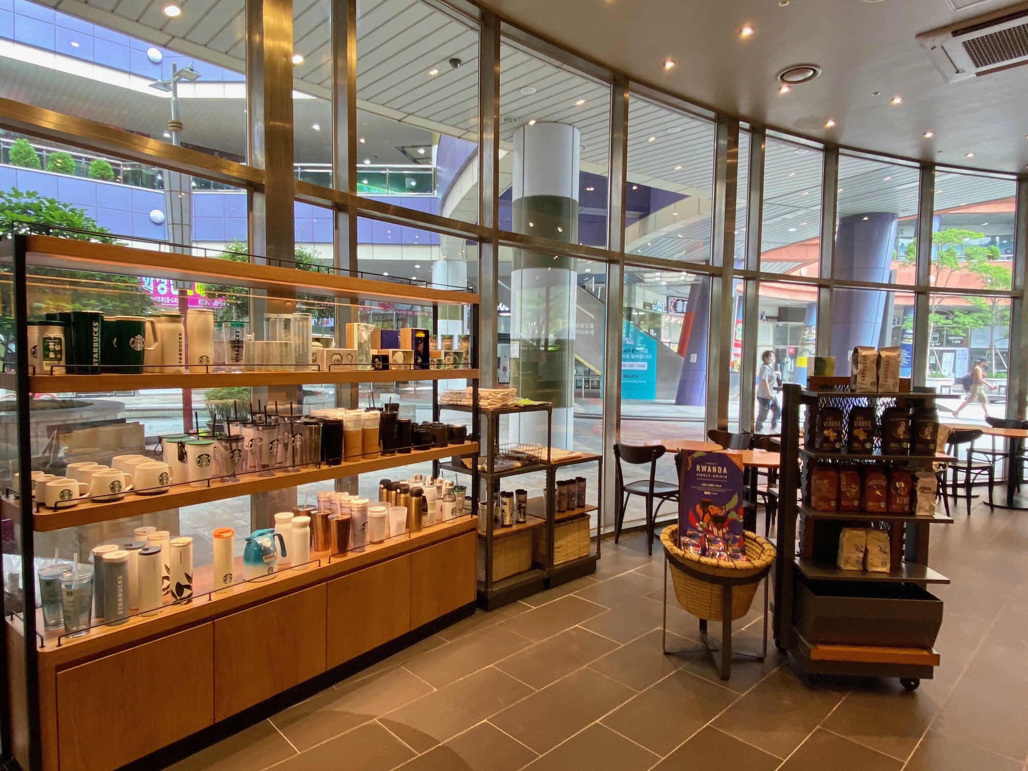 Starbucks Busan Oncheon Jang Station — photo 4