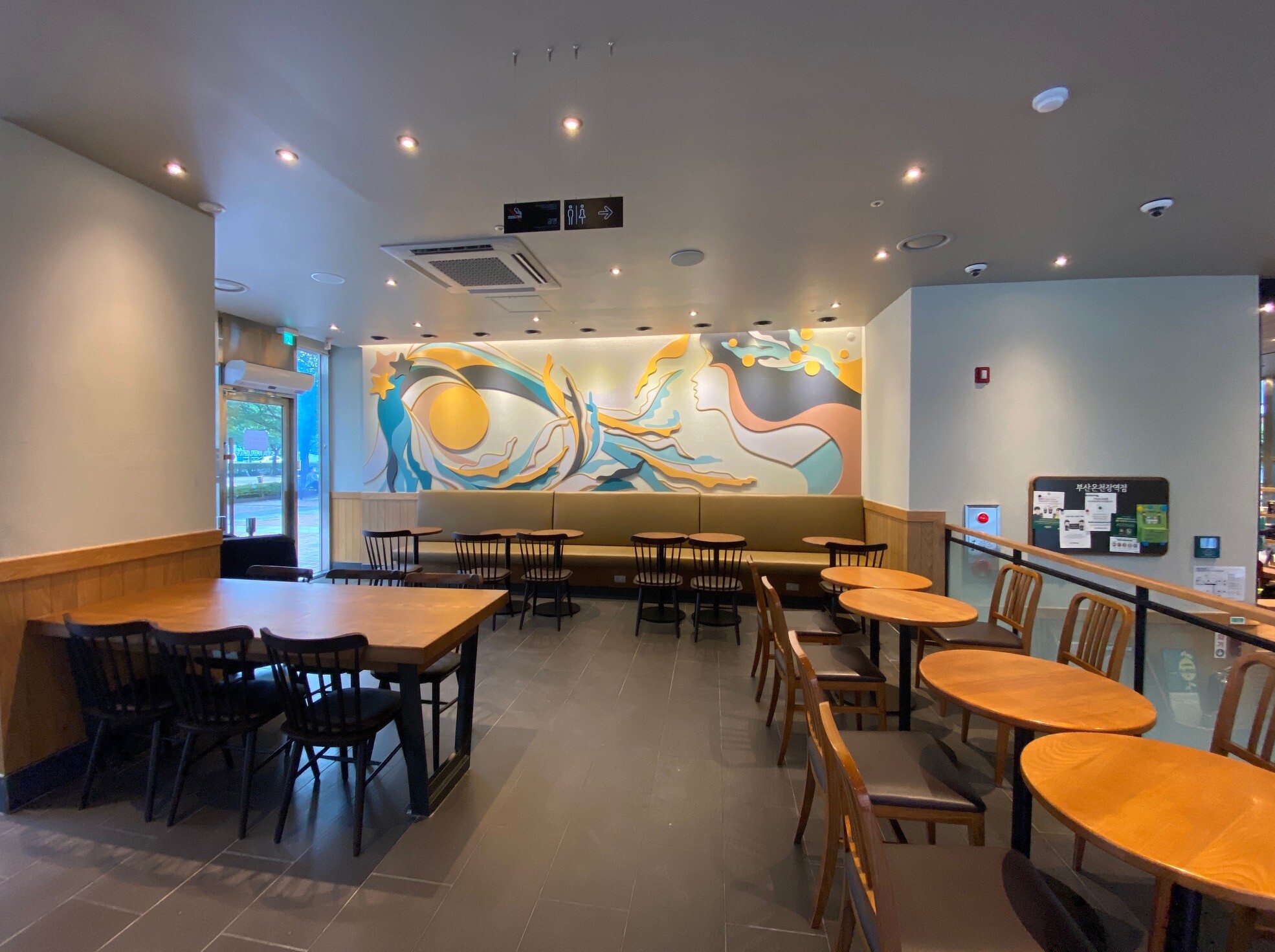 Starbucks Busan Oncheon Jang Station — photo 5