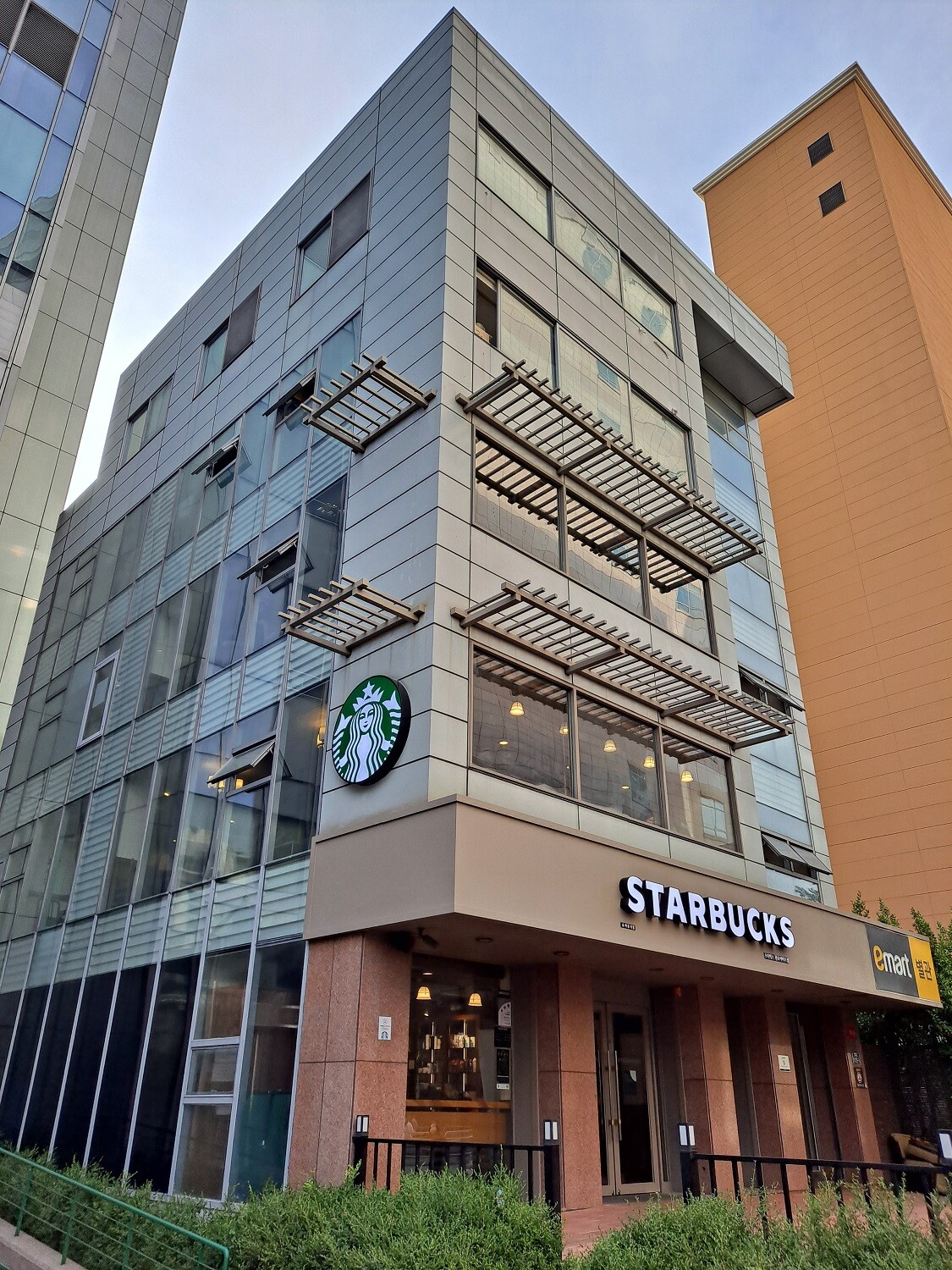Starbucks Cheonho E-Mart — photo 1