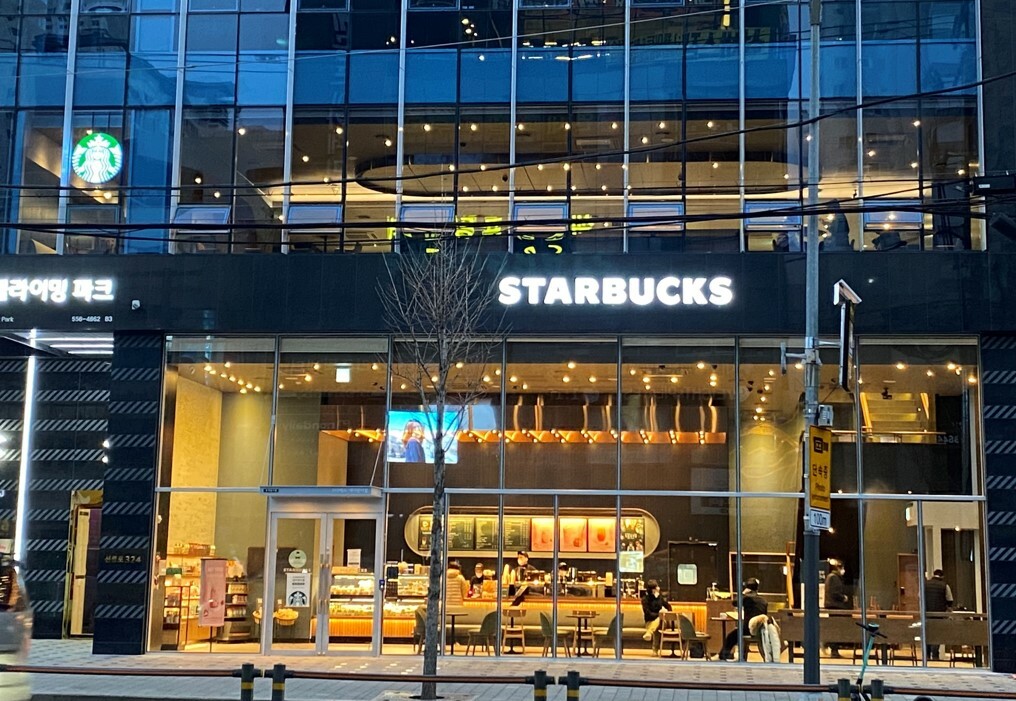 Starbucks Daechi Hanti — photo 1