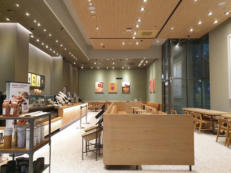 Starbucks Gunja Intersection — photo 2