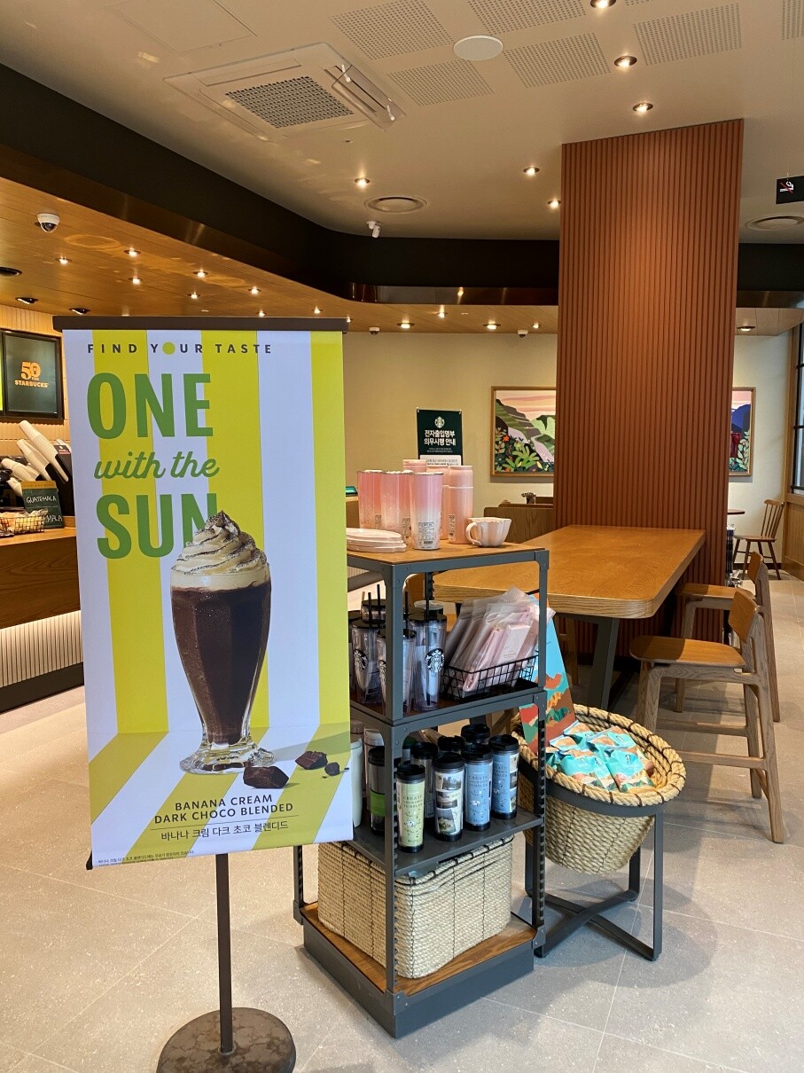 Starbucks Mari O Outlet — photo 5