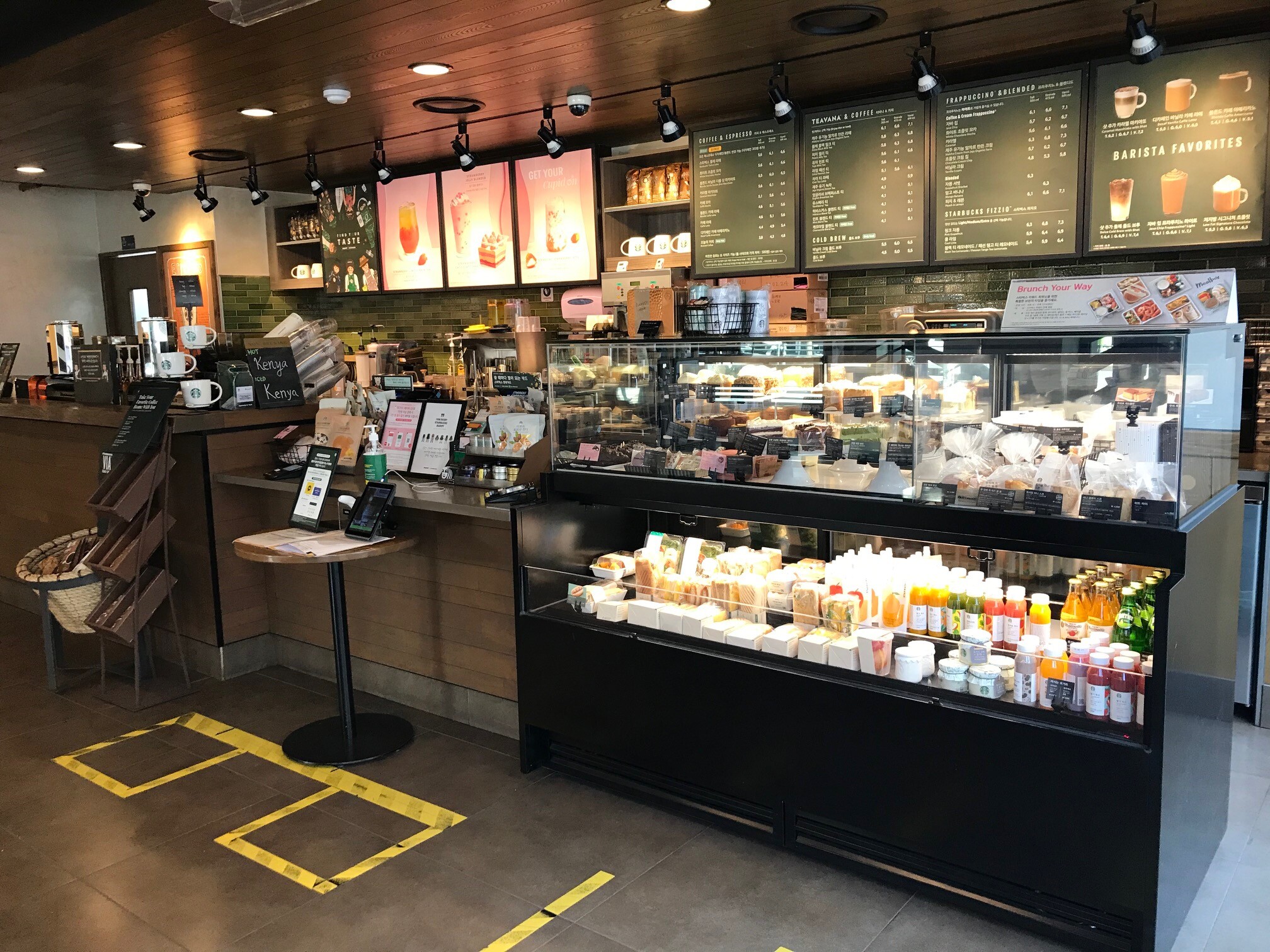 Starbucks Busan Dongdaesin Station — photo 3