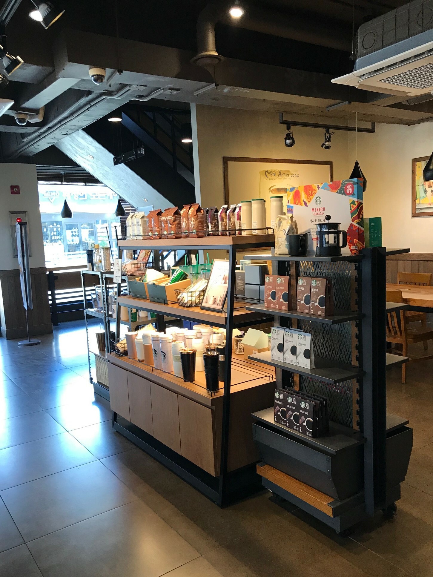 Starbucks Busan Dongdaesin Station — photo 4