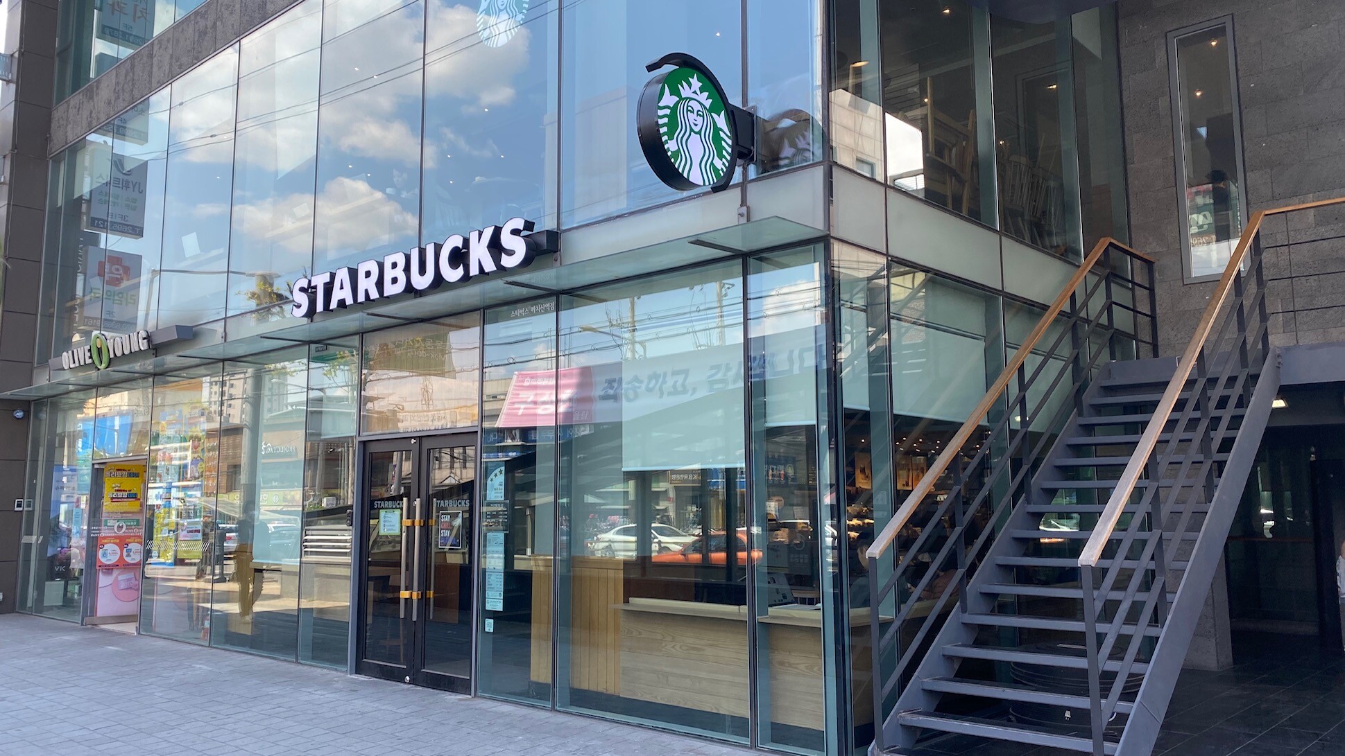Starbucks Kkachisan Station — photo 1