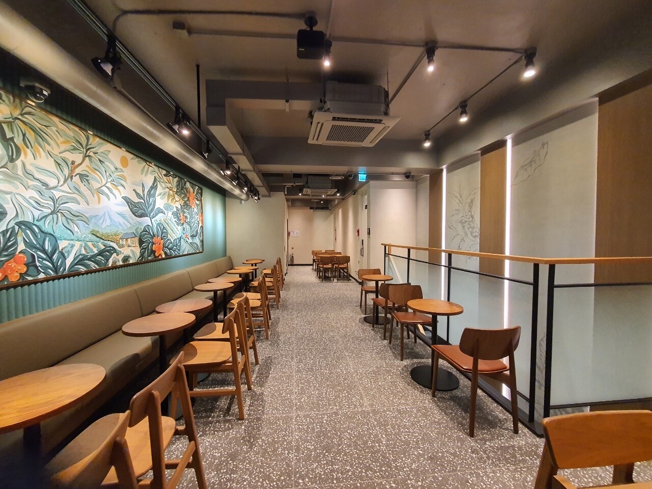Starbucks Jongno 3ga — photo 4