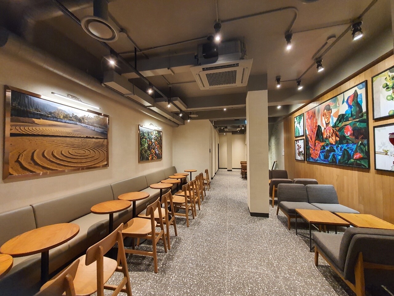 Starbucks Jongno 3ga — photo 5