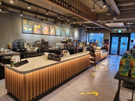Starbucks Apgujeong Rodeo Station — photo 2