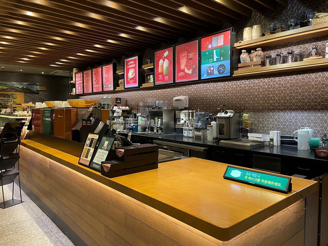Starbucks Gangnam District Office Main Gate — photo 2