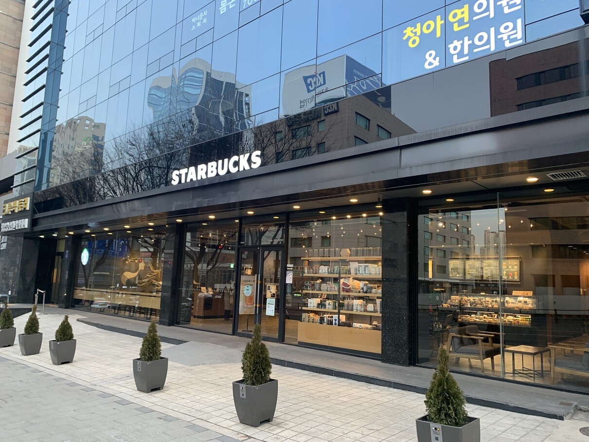 Starbucks Sinsa Yeokseongil Building — photo 1