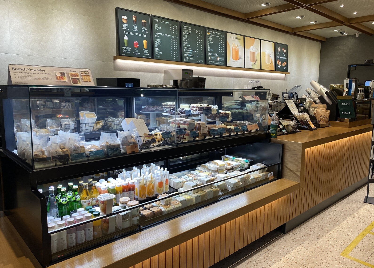 Starbucks Yeongdeungpo Market Crossroads — photo 3