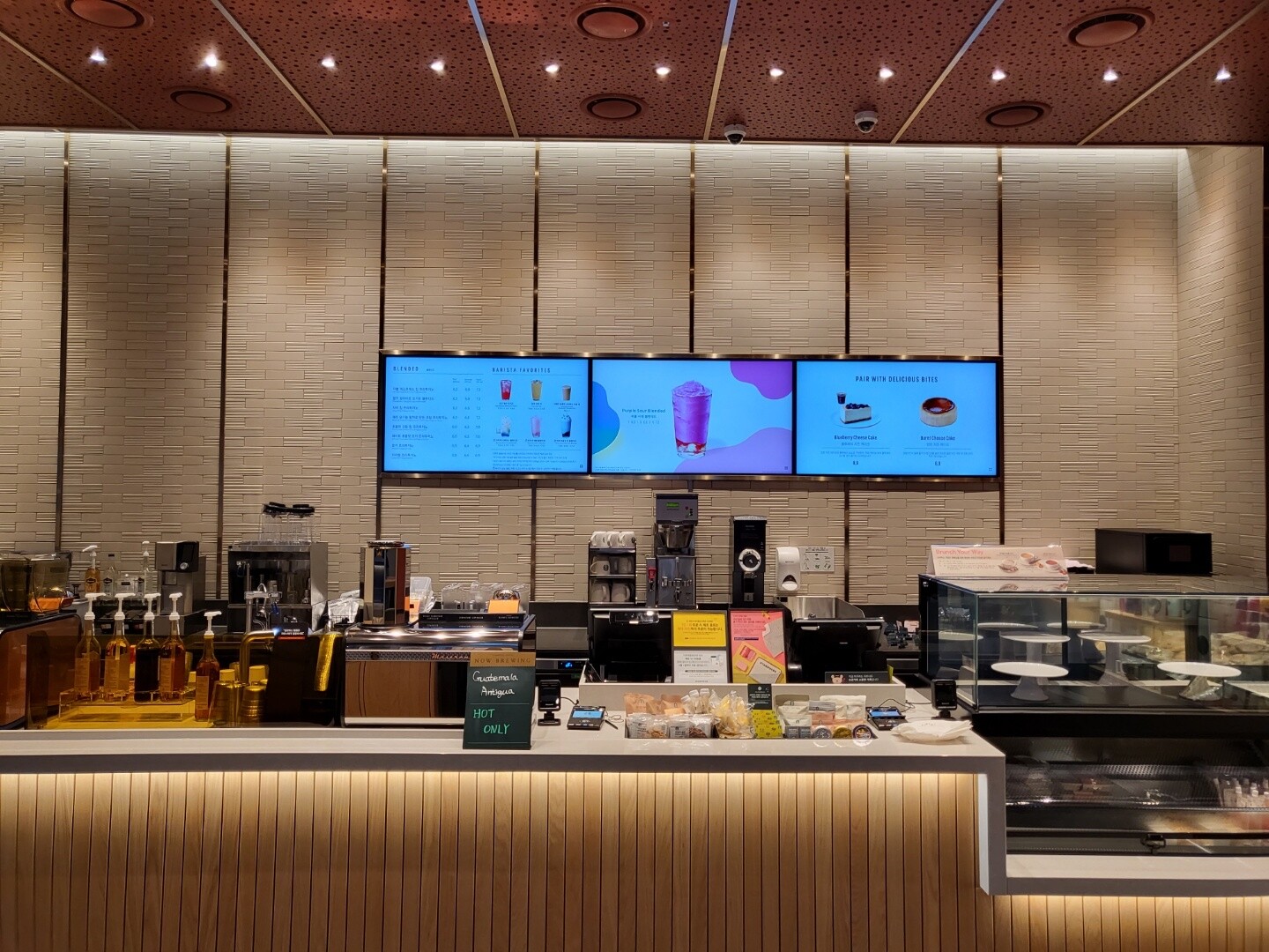 Starbucks Hapjeong Prugio — photo 4