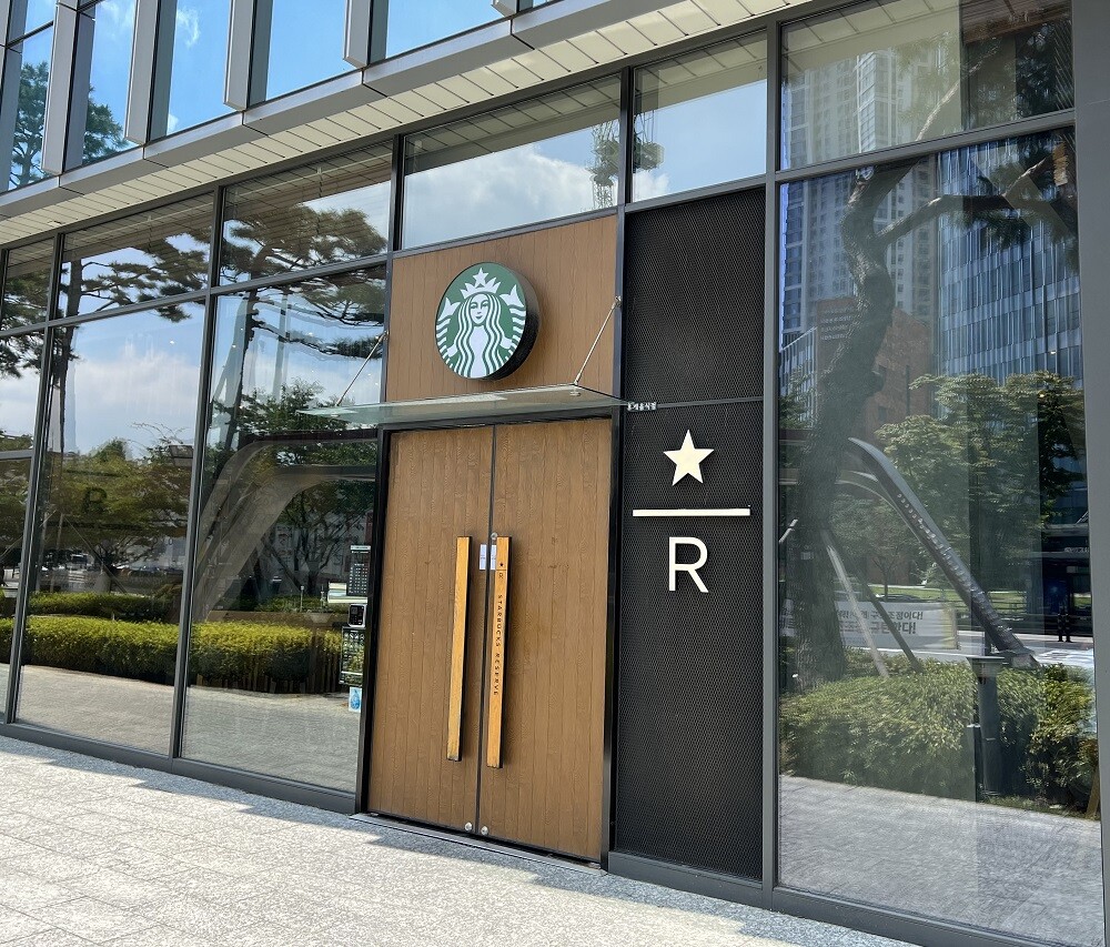 Starbucks Yongsan Yeoksseomit — photo 1