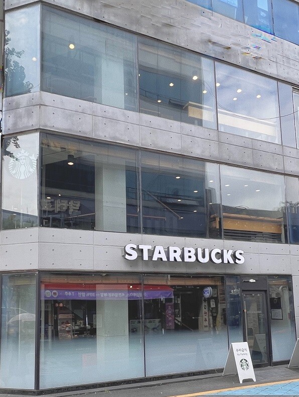 Starbucks Sookmyung Womans Univ. Entrance Station — photo 1