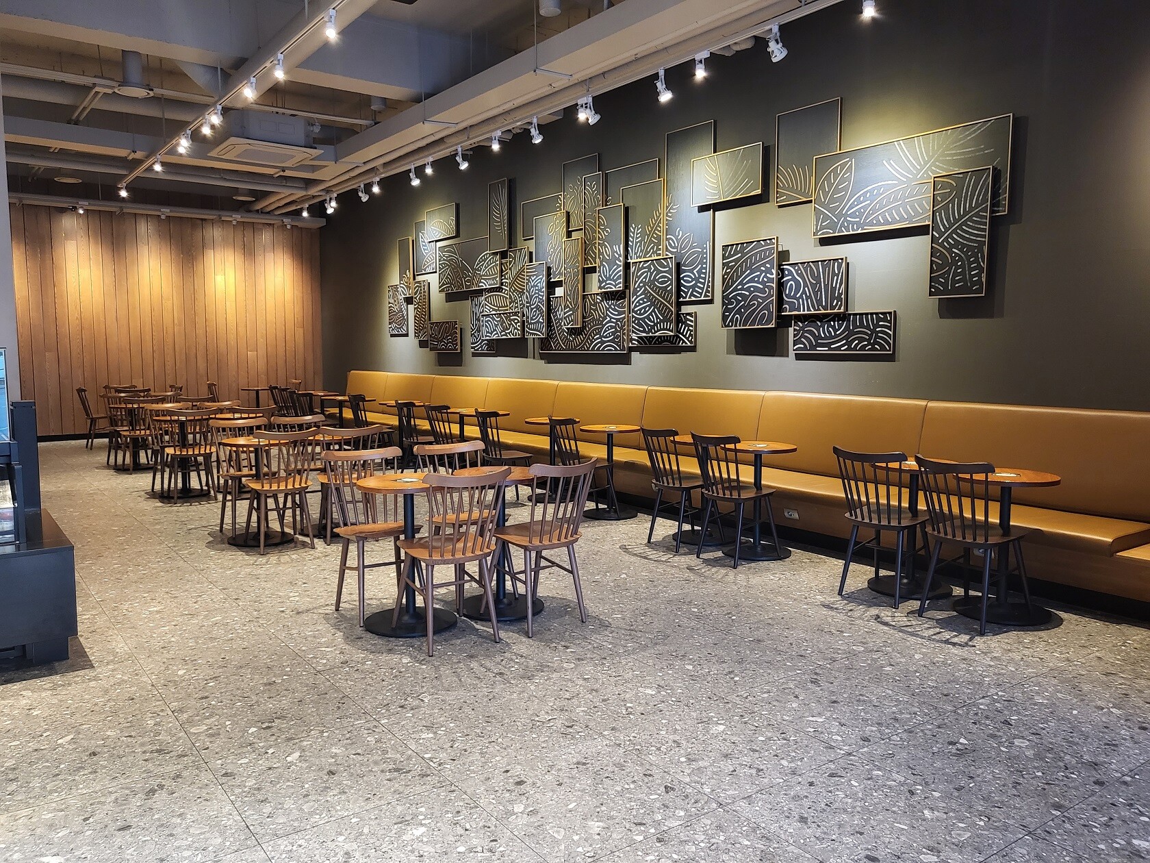 Starbucks Sinsa Yeokseongil Building — photo 2