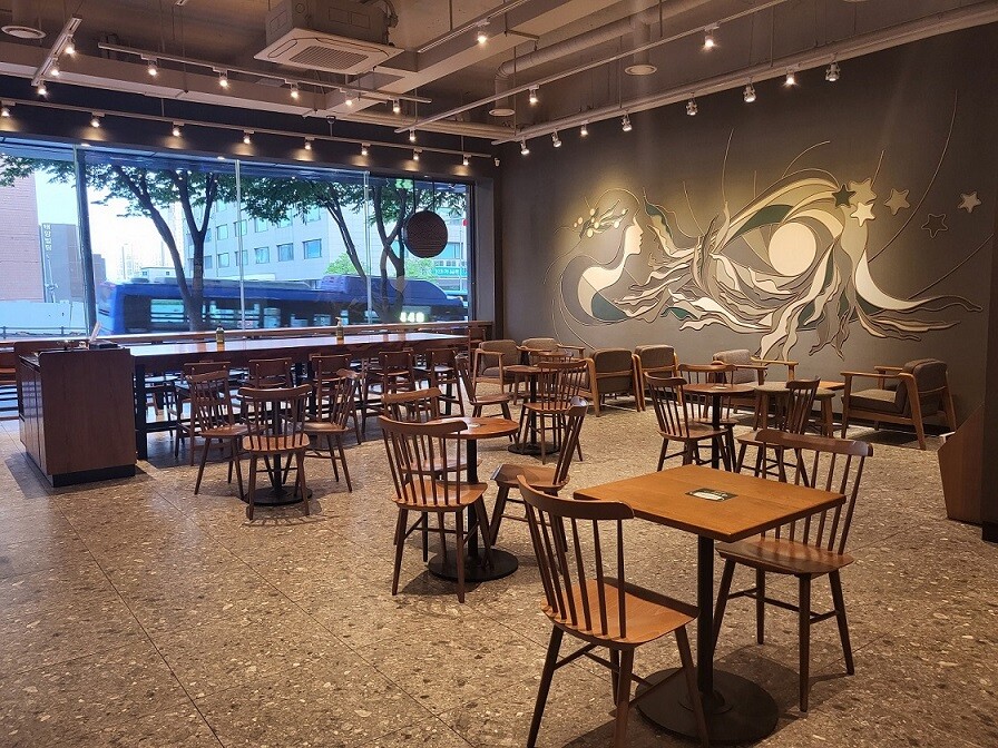 Starbucks Sinsa Yeokseongil Building — photo 3