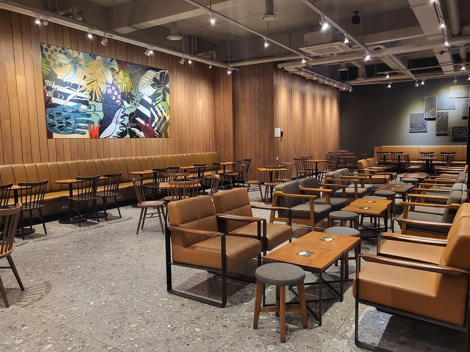 Starbucks Sinsa Yeokseongil Building — photo 4