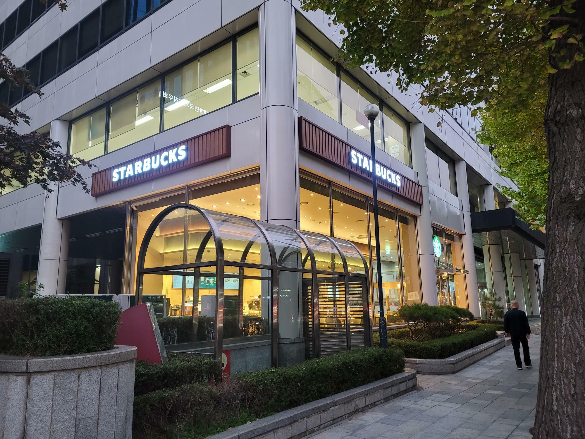 Starbucks Gongdeok Five-way Intersection — photo 2