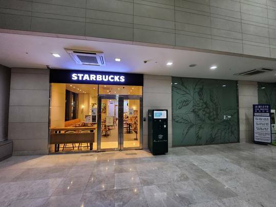 Starbucks City Hall — photo 3