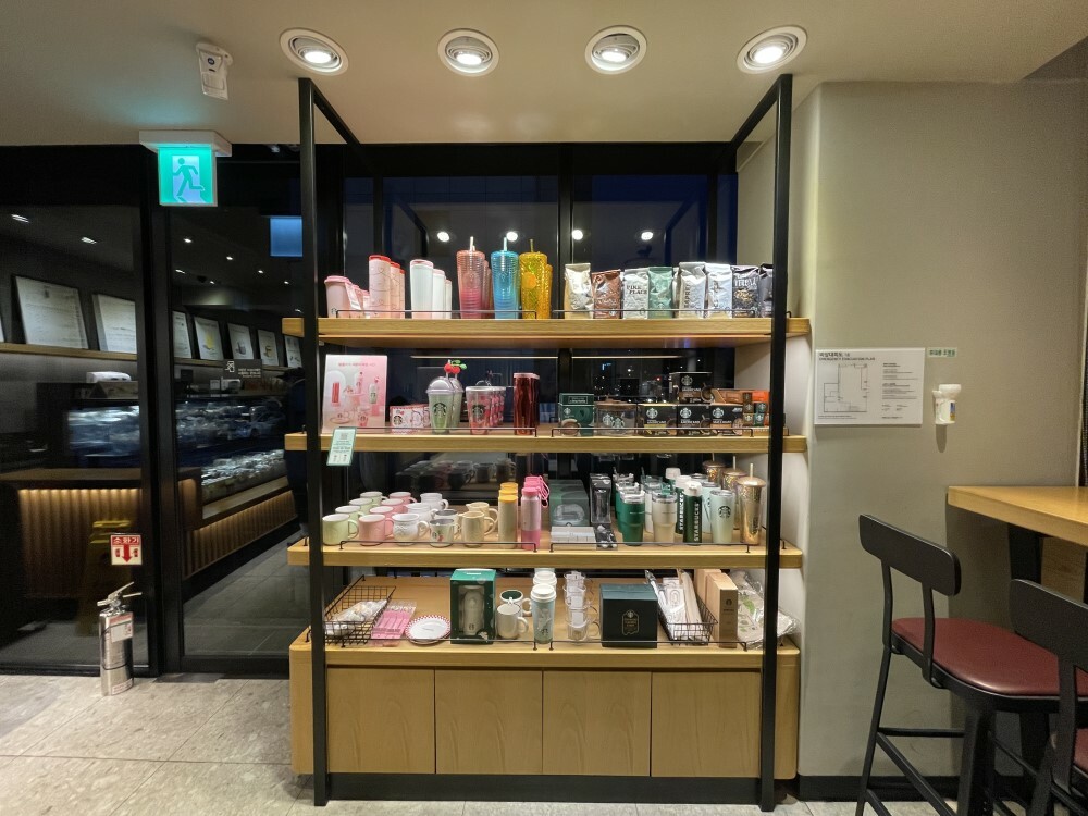 Starbucks Nakseongdae Station — photo 3