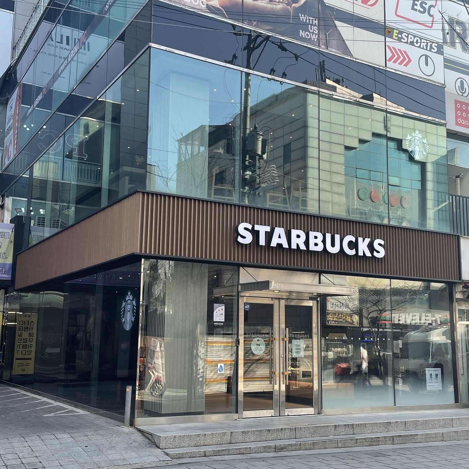Starbucks Godae — photo 1