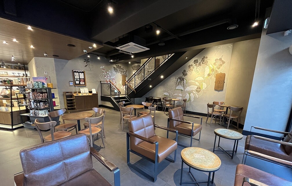Starbucks Sindaebang Three-way Junction Station — photo 3