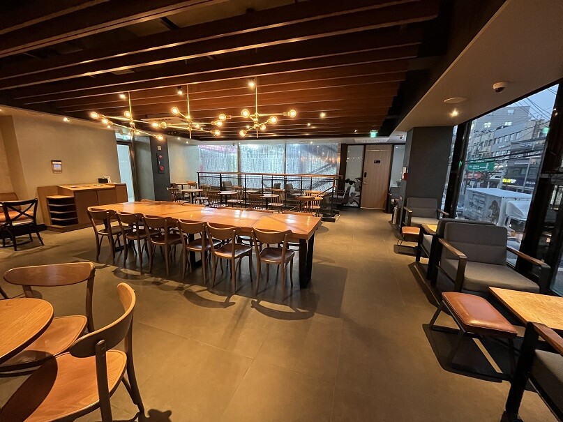 Starbucks Sindaebang Three-way Junction Station — photo 5