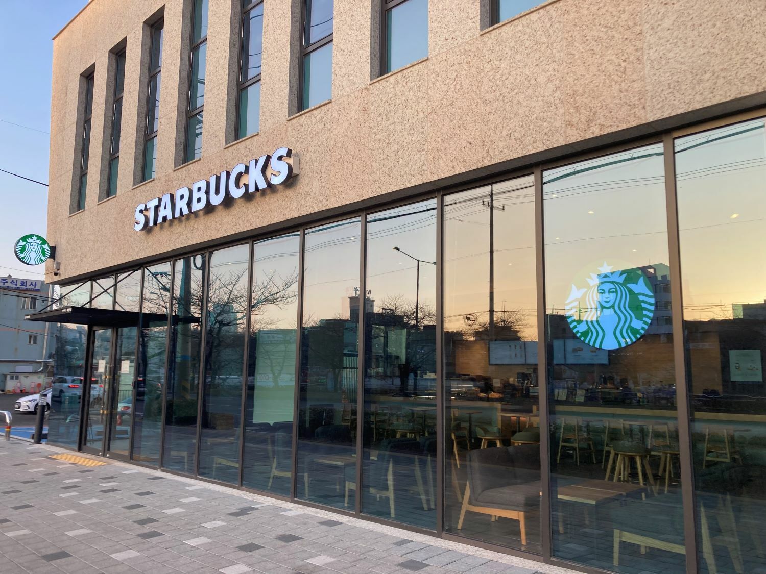 Starbucks Saejeol Station — photo 1