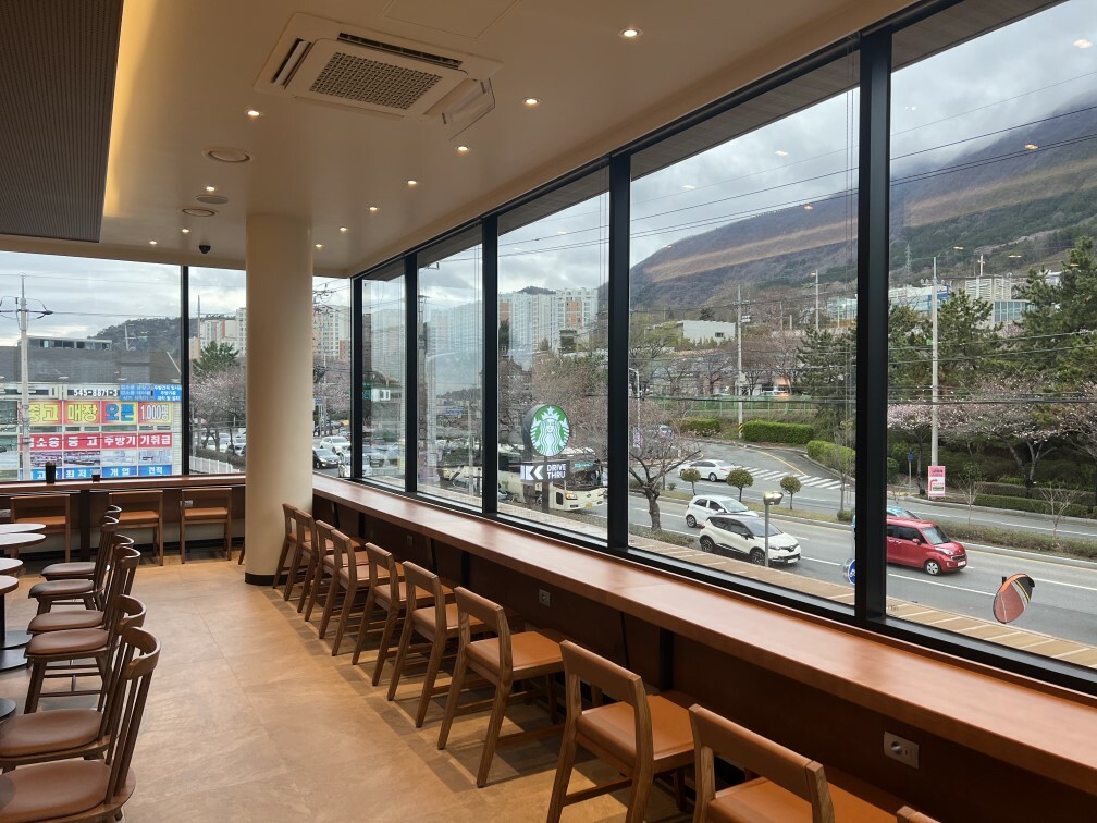 Starbucks Jinhae Gyeonghwa Station — photo 3