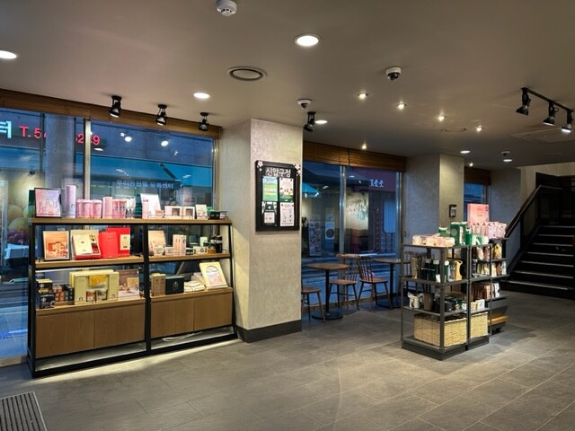 Starbucks Sin-Apgujeong — photo 4