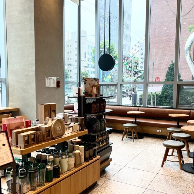 Starbucks Gunja Intersection — photo 4