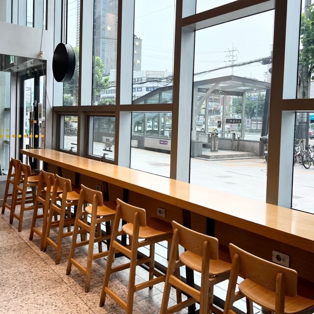 Starbucks Gunja Intersection — photo 5