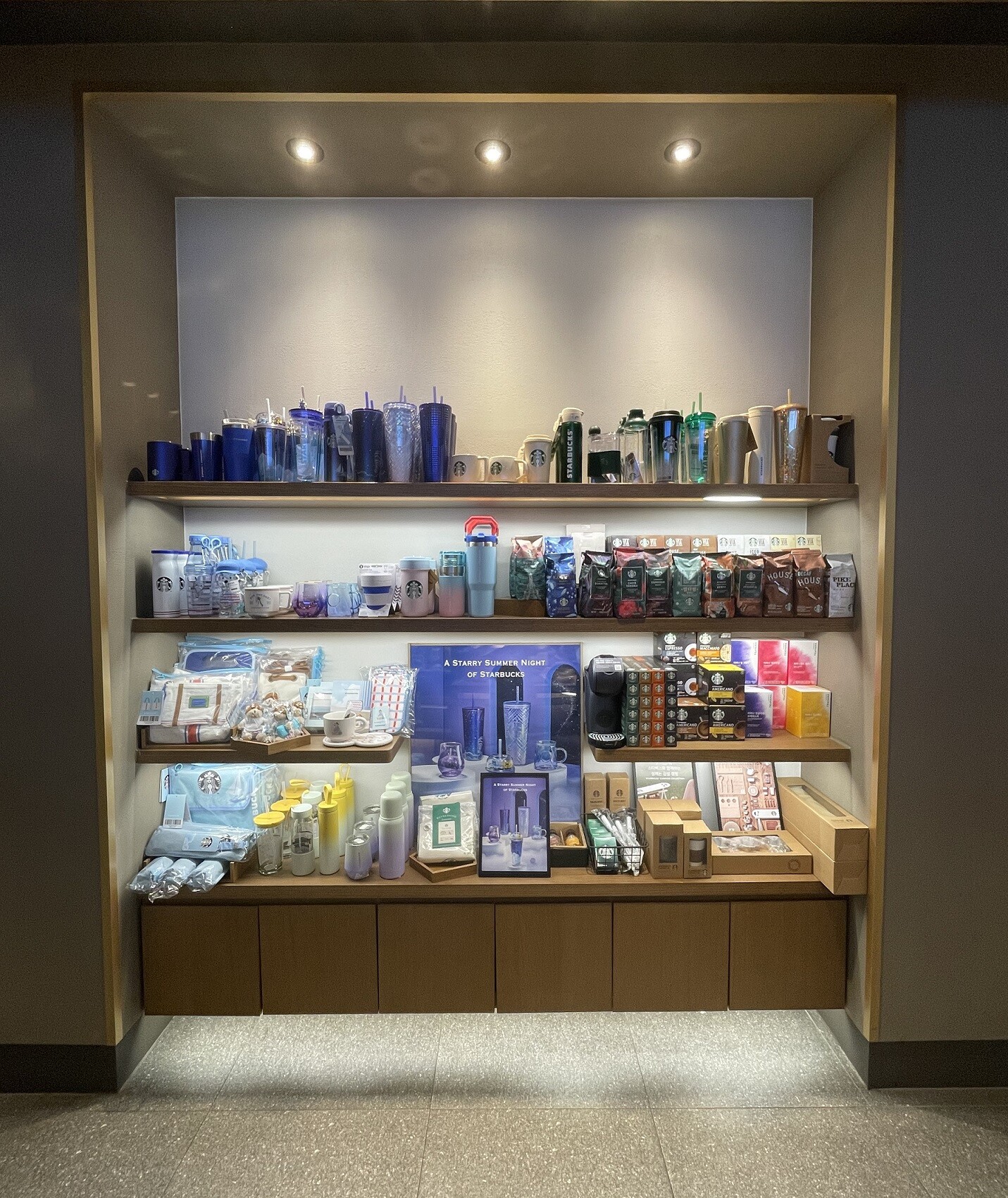 Starbucks Mangwon Station — photo 3