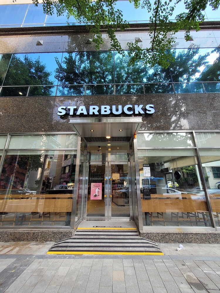 Starbucks Busan Yeonsan Station — photo 1