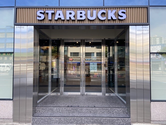 Starbucks Seo-Daejeon Intersection — photo 1