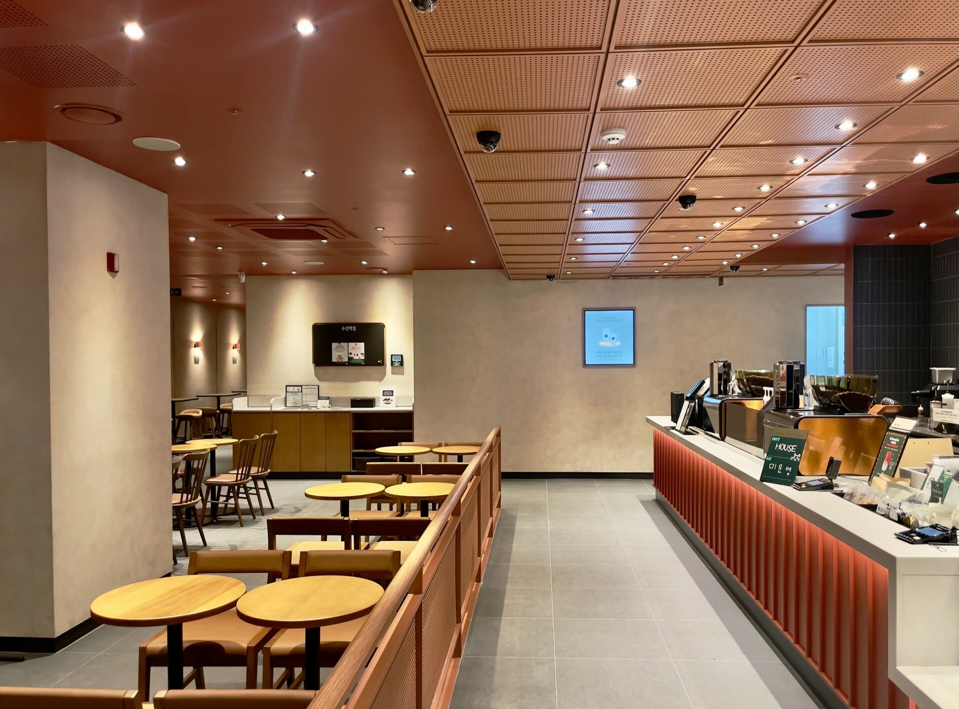 Starbucks Sujin Station — photo 3