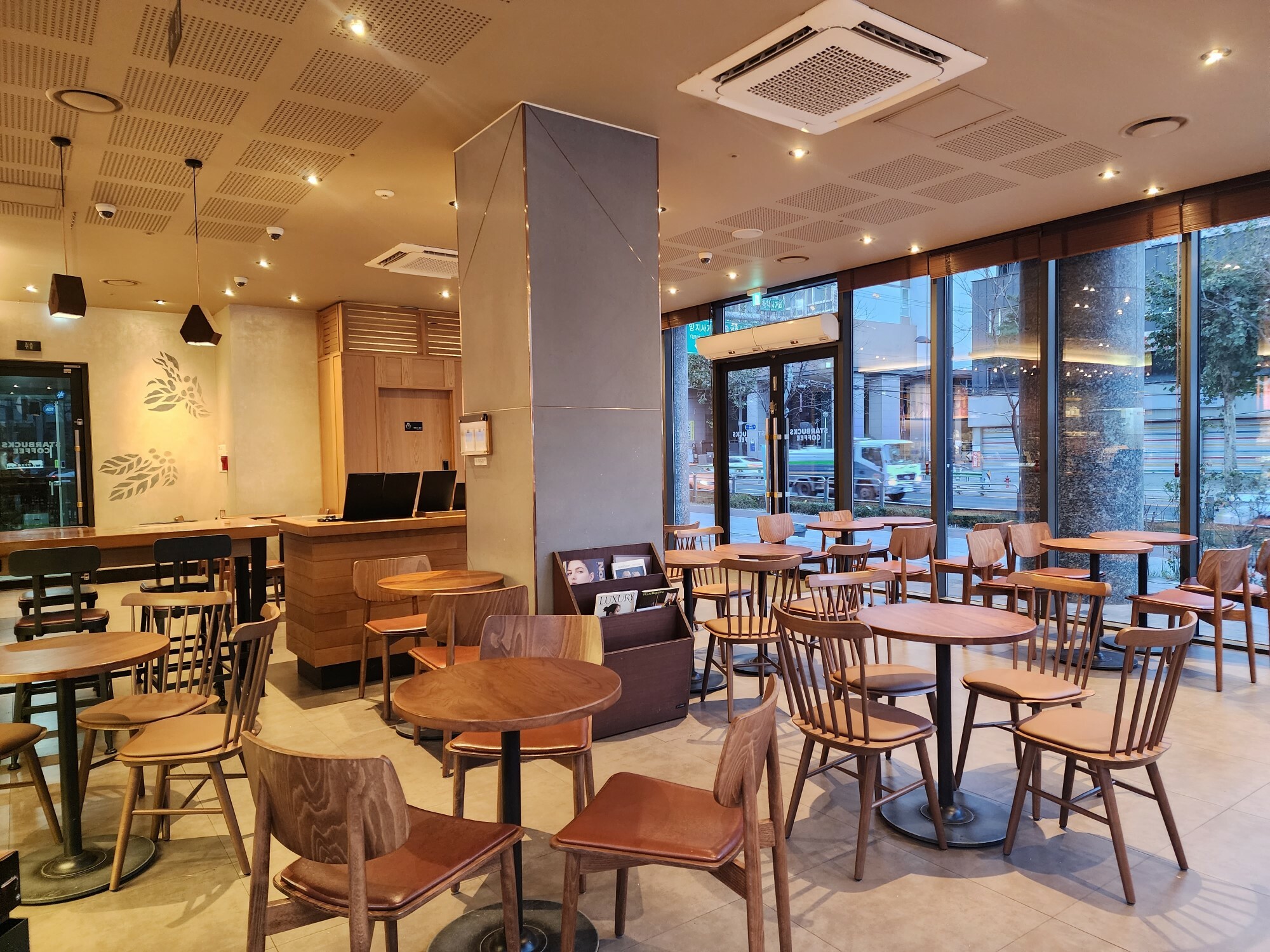Starbucks Hwanghak Intersection — photo 4